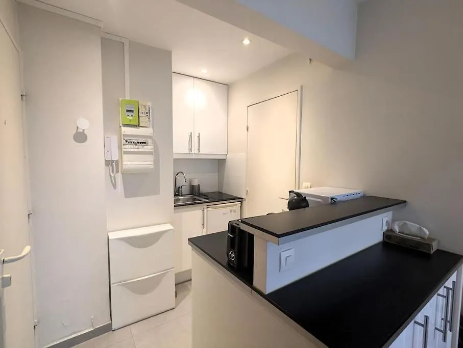 Quiet Studio On Garden - St Ambroise Paris Apartment